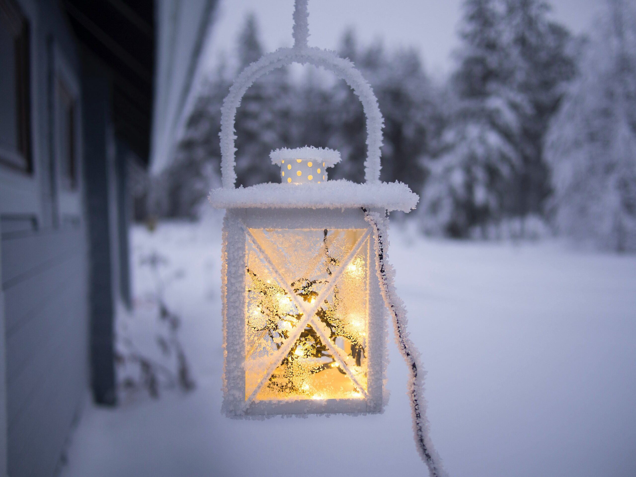 jing qi. Outdoor lantern covered in snow